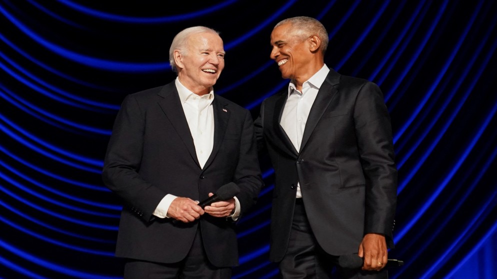 الرئيس الأميركي جو بايدن والرئيس الأميركي السابق باراك أوباما، يضحكان خلال حملة لجمع التبرعات لحملة مرصعة بالنجوم في مسرح بيكوك في لوس أنجلوس، كاليفورنيا، الولايات المتحدة، 15 يونيو 2024. (رويترز)