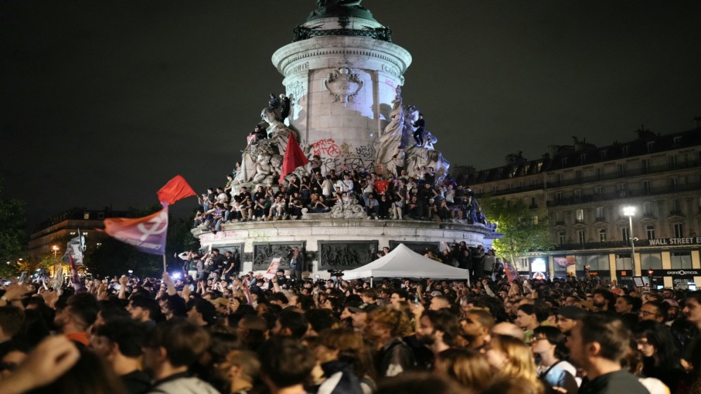 متظاهرون يشاركون في مسيرة ضد اليمين المتطرف بعد إعلان نتائج الجولة الأولى من الانتخابات البرلمانية. باريس. 30 يونيو 2024. (أ ف ب)