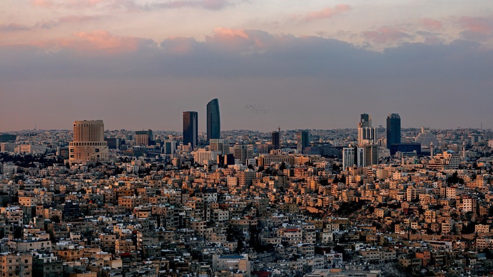 كميات من الغيوم تظهر في سماء العاصمة عمّان. (istockphoto)