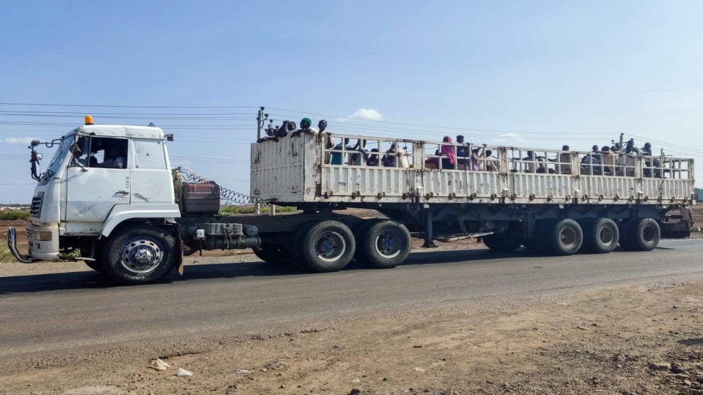 أشخاص ينزحون من بلدة سنجة، عاصمة ولاية سنار جنوب شرق السودان، يصلون إلى القضارف شرق الدولة التي مزقتها الحرب، 30 حزيران 2024. (أ ف ب)