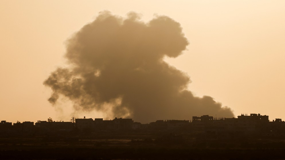 دخان ونار يتصاعدان بعد غارات للاحتلال الإسرائيلي وسط قطاع غزة المحاصر. 24/06/2024. (رويترز)