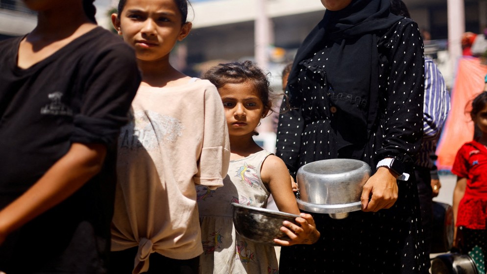 فلسطينيون يتجمعون لتلقي الطعام. قطاع غزة. 26 حزيران، 2024. (رويترز)