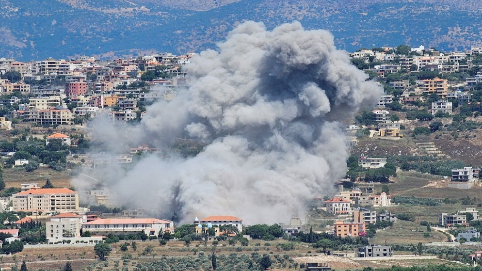 دخان يتصاعد من بلدة الخيام جنوبي لبنان عقب غارة من الاحتلال الإسرائيلي، 25 حزيران 2024. (رويترز)