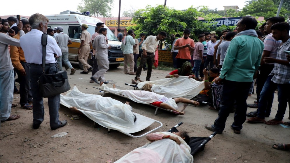 جثث قتلى التدافع خارج مستشفى في منطقة هاثراس في ولاية أوتار براديش الشمالية، الهند، 2 حزيران 2024. (رويترز)
