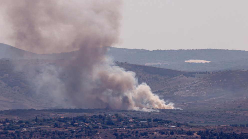 دخان يتصاعد من الحرائق في التلال بعد اعتراض طائرة بدون طيار انطلقت من جنوب لبنان وهبطت في الجليل الأعلى،. 25 حزيران/ يونيو، 2024، (أ ف ب)