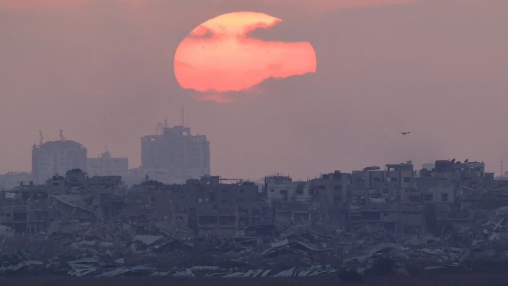 غروب الشمس فوق غزة المدمرة بفعل العدوان الإسرائيلي، 27 حزيران/ يونيو 2024. (رويترز)