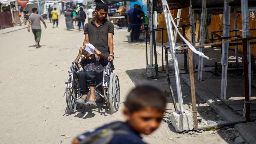 مصاب فلسطيني بعد إجلائه من المستشفى الأوروبي إلى مجمع ناصر الطبي في جنوب قطاع غزة. (رويترز)