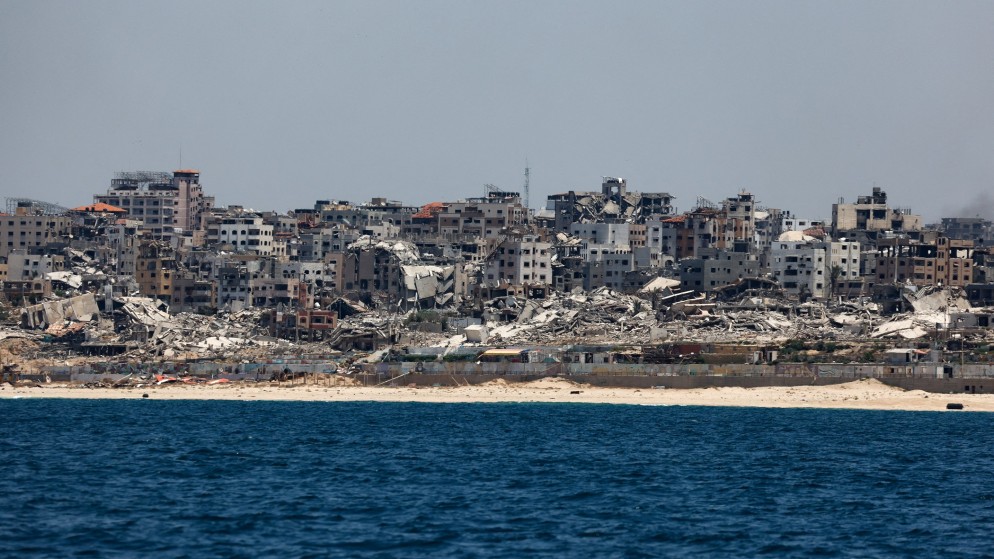 مبان مدمرة قرب ساحل غزة بفعل الحرب الإسرائيلية على القطاع. (رويترز)