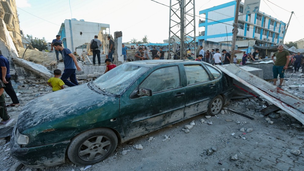 فلسطينيون يتجمعون في موقع غارة جوية إسرائيلية على مدرسة تابعة للأمم المتحدة تؤوي نازحين، في النصيرات بوسط قطاع غزة، 6 يوليو 2024. (رويترز)