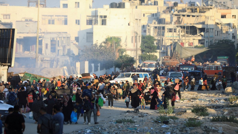 نازحون فلسطينيون خلال عملية إخلاء طالب بها جيش الاحتلال الإسرائيلي لأحياء في مدينة غزة. (رويترز)