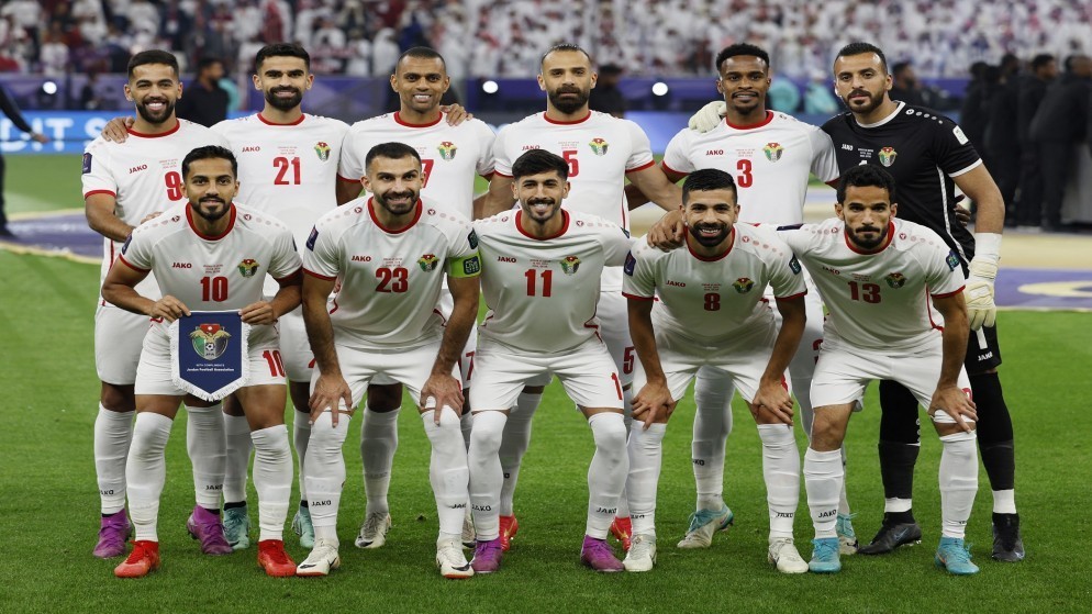 لاعبو المنتخب الوطني لكرة القدم قبل بدء نهائي كأس آسيا في قطر. (رويترز)