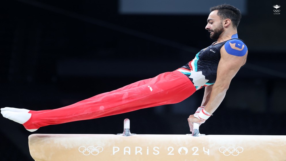 لاعب المنتخب الوطني للجمباز أحمد أبو السعود خلال تدريبه في صالة بيرسي أرينا في باريس. (اللجنة الأولمبية الأردنية)