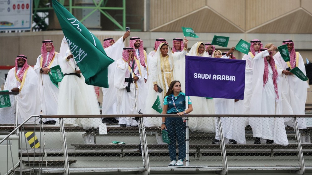 الوفد الرياضي السعودي على متن قارب في نهر السين خلال حفل افتتاح دورة الألعاب الأولمبية 2024. باريس. 26 يوليو 2024. (أ ف ب)