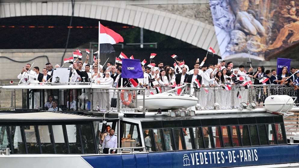 الوفد الرياضي المصري المشارك في دورة الألعاب الأولمبية 2024 على متن قارب في نهر السين خلال حفل الافتتاح. باريس. 26 يوليو 2024. (رويترز)