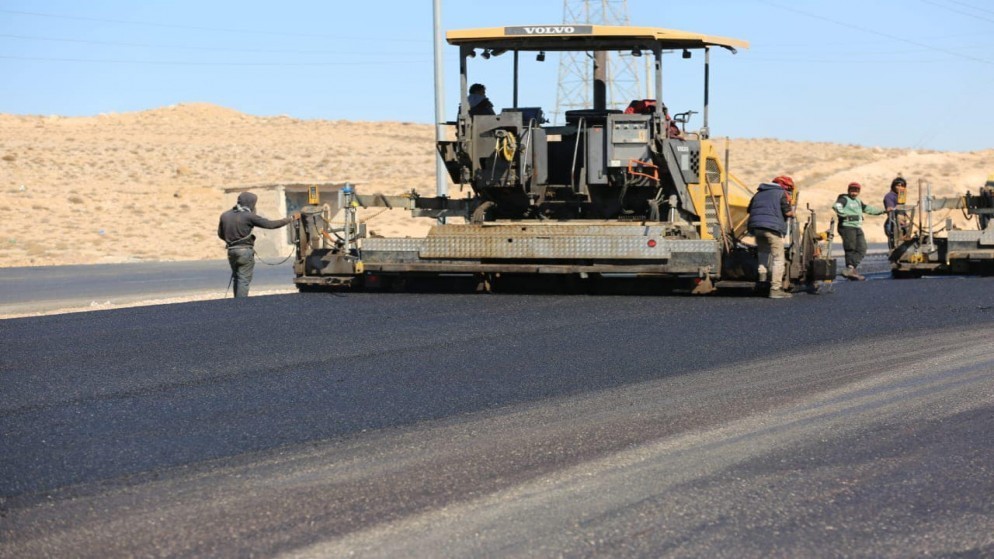 صورة توضيحية لأعمال صيانة الطريق الصحراوي نحو مدينة العقبة. (وزارة الأشغال العامة والإسكان)