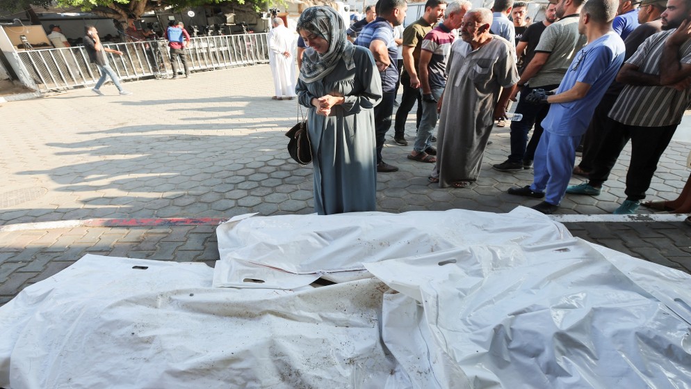 فلسطينية بالقرب من جثامين أقاربها في مستشفى شهداء الأقصى في دير البلح وسط قطاع غزة. 14 أغسطس، 2024. (رويترز)