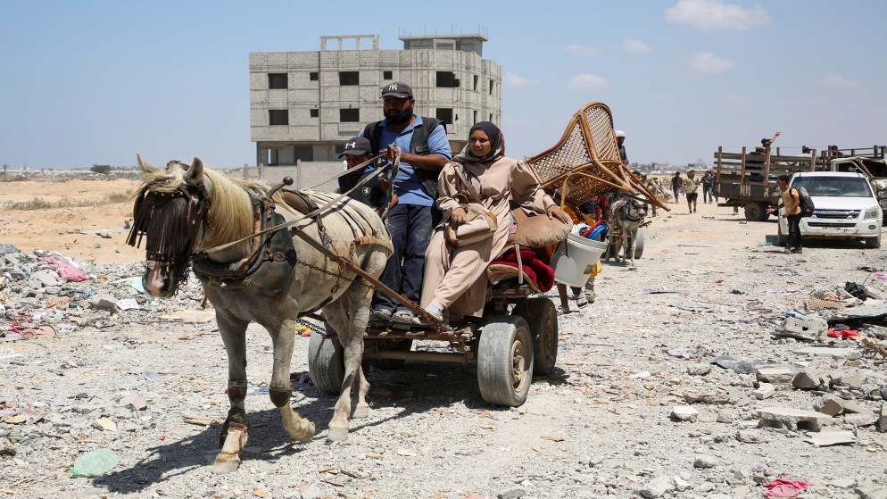 فلسطينيون يركبون عربة للنزوح إلى مناطق آمنة في جنوب قطاع غزة. 24 آب/ أغسطس 2024. (رويترز)