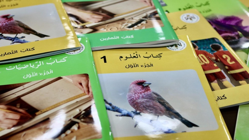 كتب علوم ورياضيات يظهر كتاب العلوم صورة العصفور الوردي السيناني، من رموز الأردن البيئية. (صلاح ملكاوي / المملكة)