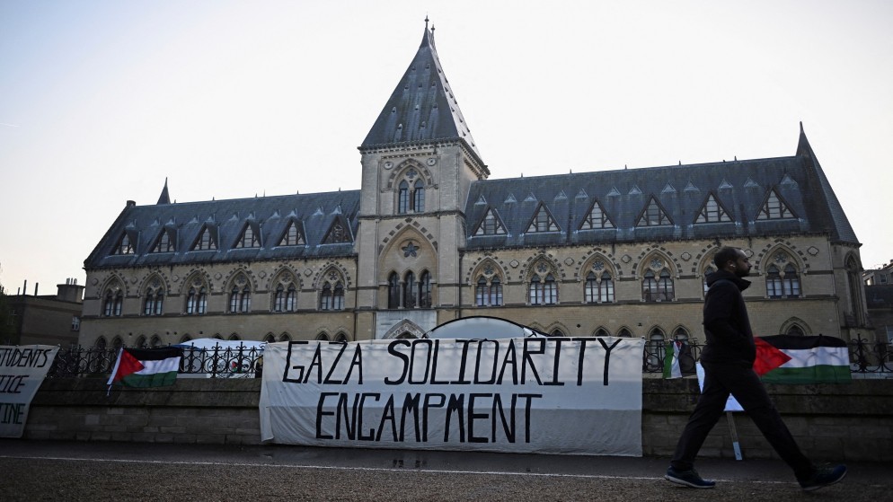 لافتات مؤيدة للفلسطينيين قرب متحف في جامعة أكسفورد في بريطانيا، 7 أيار/ مايو 2024. (رويترز)