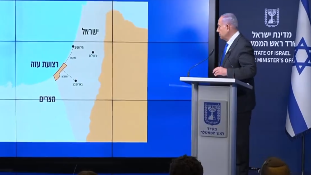 رئيس الوزراء الإسرائيلي بنيامين نتنياهو يعرض خريطة لـ"فلسطين التاريخية" مقسمة لإسرائيل وقطاع غزة. (حساب نتنياهو)