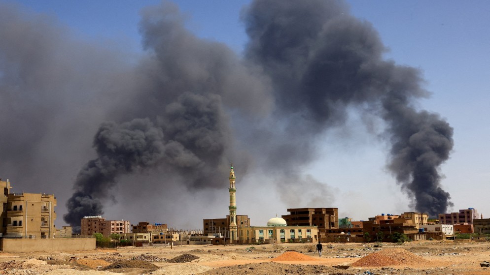 تصاعد الدخان فوق المباني بعد قصف جوي، خلال اشتباكات بين قوات الدعم السريع والجيش في الخرطوم 1 مايو/أيار 2023. (رويترز)