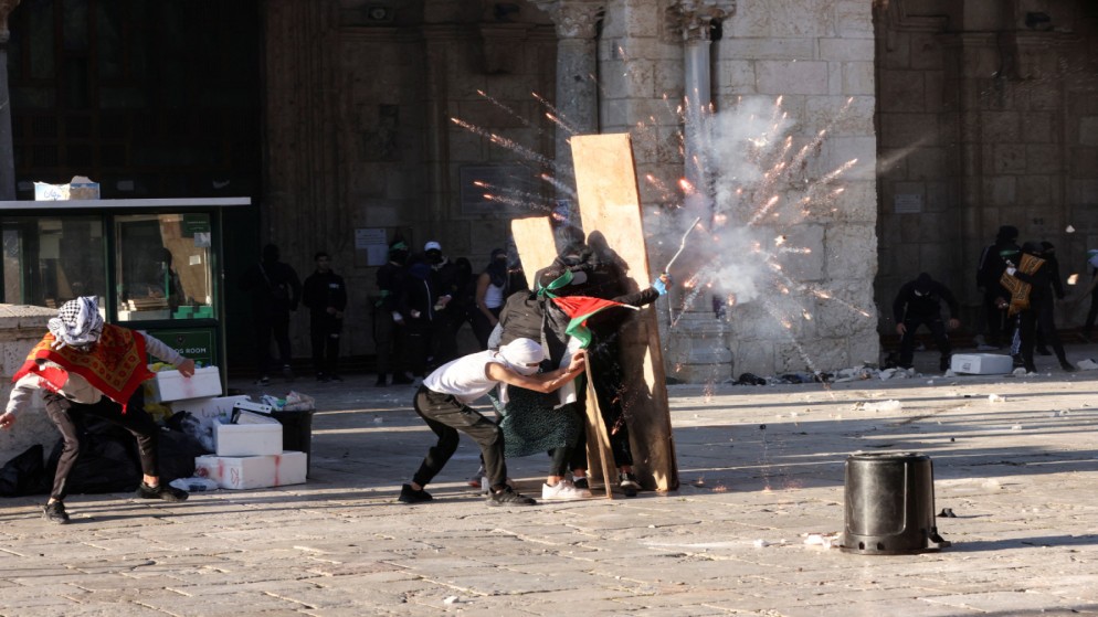 جانب من تصدي الفلسطينيين لقوات الاحتلال الإسرائيلي في المسجد الأقصى، 15/4/2022 (رويترز)