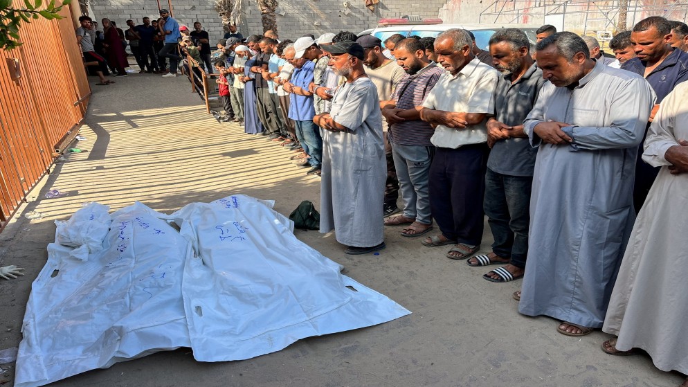 فلسطينيون يصلون على جثمان شهيد في مستشفى ناصر في خان يونس جنوبي قطاع غزة. 22 أغسطس، 2024. (رويترز)