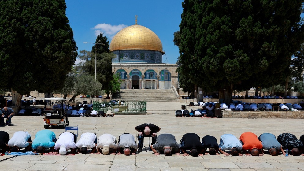 فلسطينيون يشاركون في صلاة الجمعة في باحات المسجد الأقصى. 2 آب/ أغسطس، 2024. (رويترز)