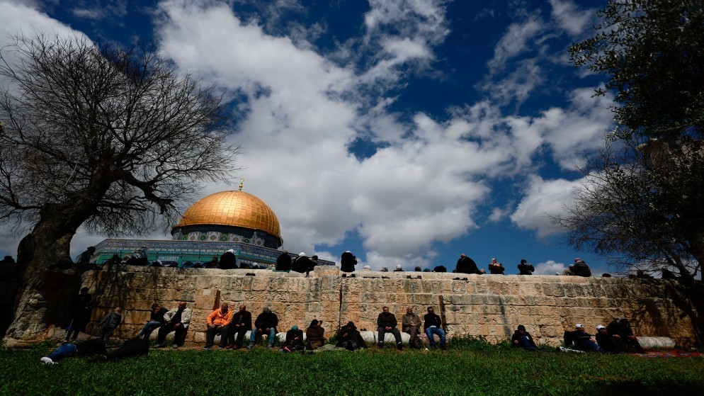 مصلون فلسطينيون يتجمعون قبل بداية صلاة الجمعة في المسجد الأقصى المبارك. 22 آذار/ مارس 2024. (رويترز)