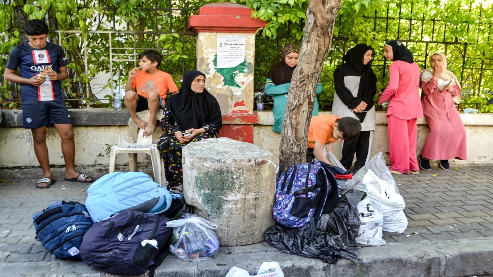 نازحون من جنوب لبنان خارج ملجأ في مدينة طرابلس جراء الصراع بين إسرائيل وحزب الله. (أ ف ب)