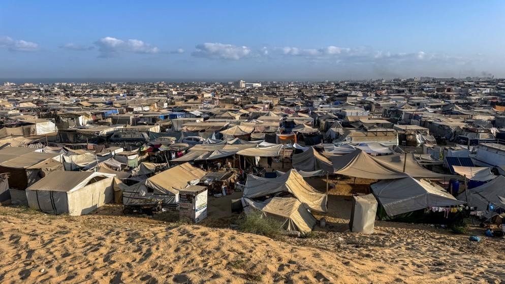 نازحون فلسطينيون يحتمون في مخيم في منطقة المواصي في خان يونس، جنوب قطاع غزة، 10 سبتمبر 2024. (رويترز)