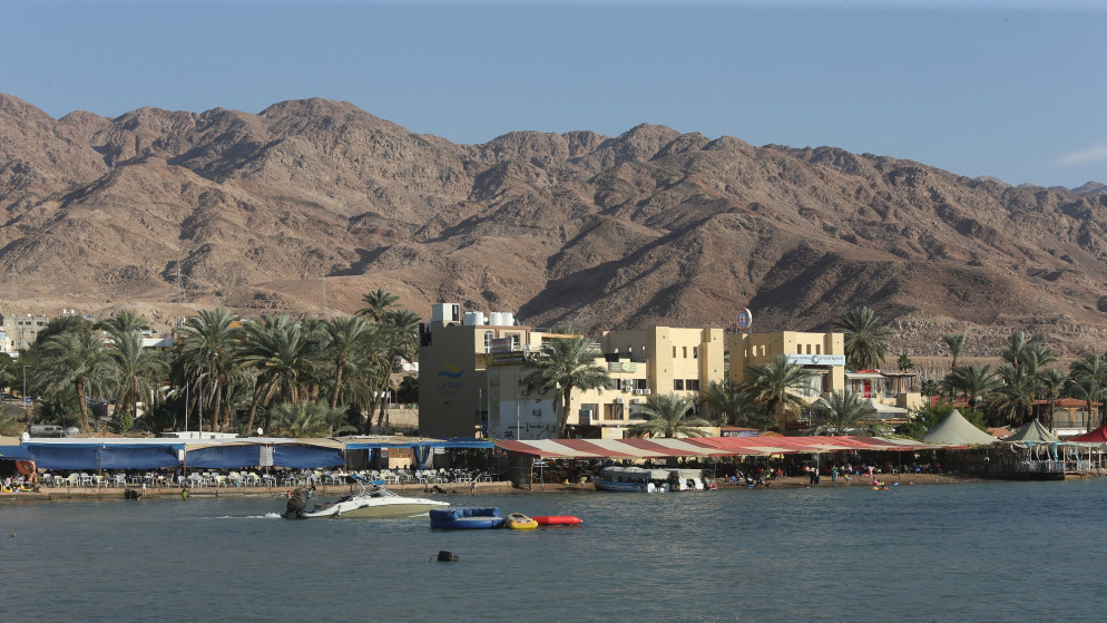 منظر عام لشاطئ العقبة والحركة السياحية في مدينة العقبة جنوبي الأردن. (صلاح ملكاوي / المملكة)