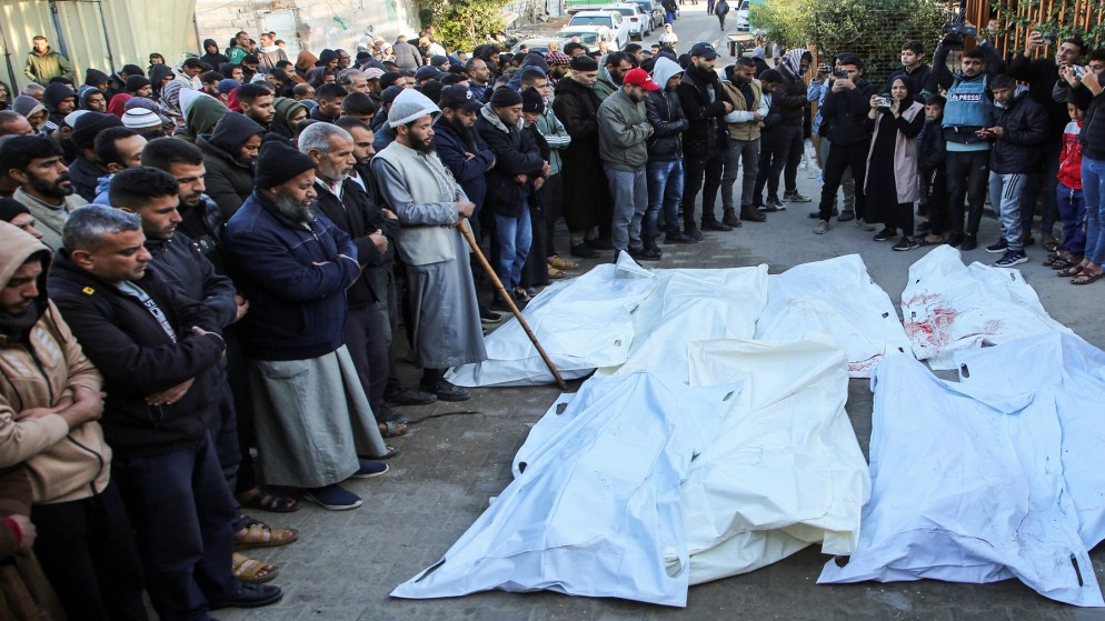 فلسطينيون يصلون على جثامين شهداء في مستشفى ناصر في خان يونس جنوبي قطاع غزة. 23 ديسمبر 2024. (رويترز)