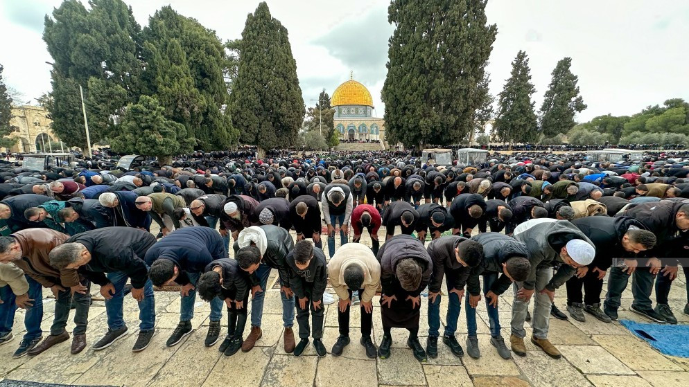 فلسطينيون يشاركون في صلاة الجمعة في باحات المسجد الأقصى المبارك. (وفا)