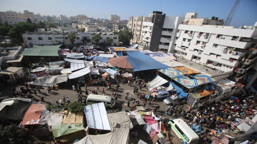 منظر خارجي لمستشفى الشفاء في مدينة غزة، الذي يؤوي آلاف النازحين ويتعرض محيطه لغارات للاحتلال الإسرائيلي. 10/11/2023. (أ ف ب)