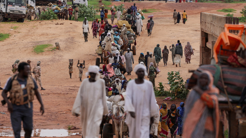 سودانيون فروا من الصراع في مورني في منطقة دارفور بالسودان يعبرون الحدود بين السودان وتشاد في أدري، تشاد 4 آب/ أغسطس 2023. (رويترز)