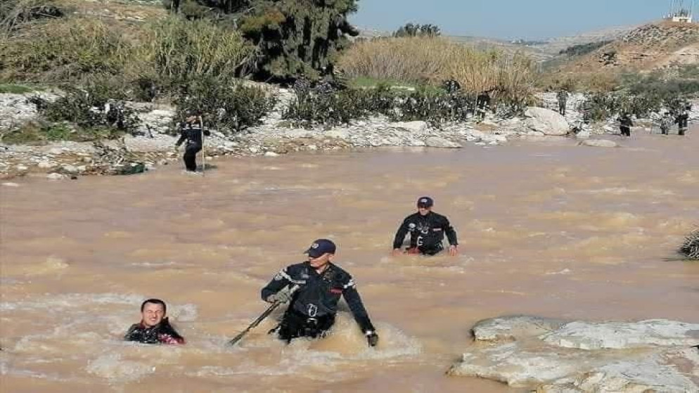 فرق الغطاسين في الدفاع المدني في سيل الزرقاء