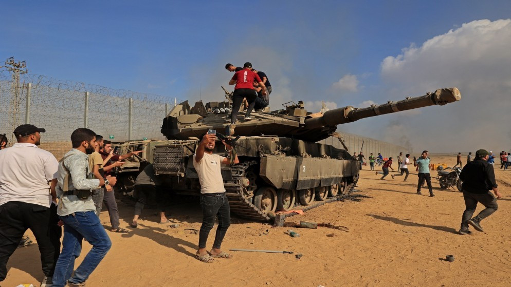 فلسطينيون يسيطرون على دبابة إسرائيلية من طراز ميركافا بعد عبور السياج الحدودي من خان يونس جنوب قطاع غزة، 7 تشرين الأول/أكتوبر 2023. (أ ف ب)