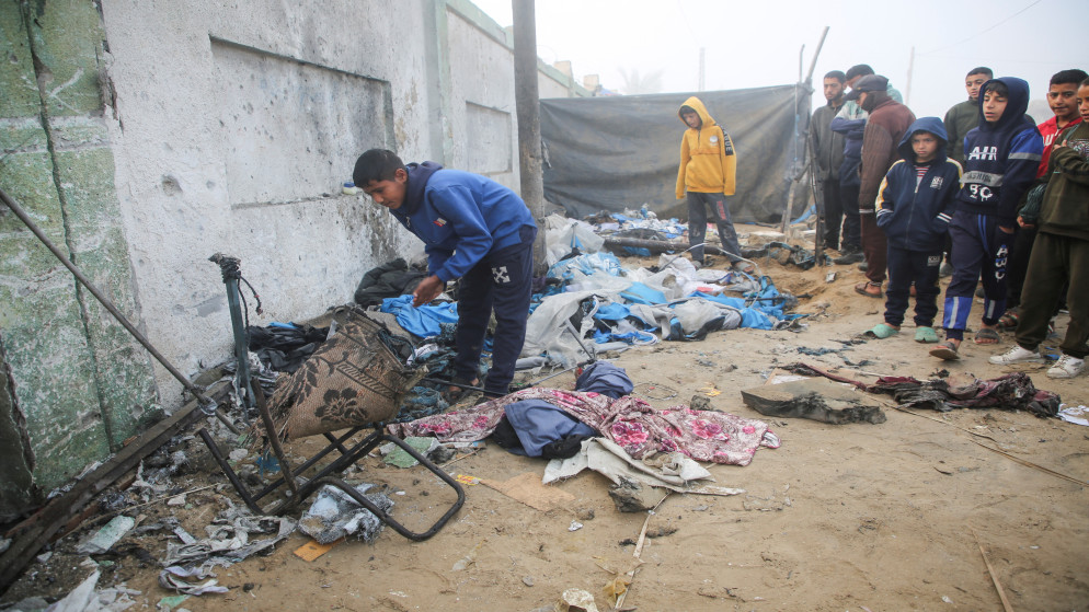 فلسطينيون يتفقدون الأضرار التي لحقت بخيمة للنازحين بعد غارة جوية إسرائيلية في خان يونس 17 كانون الثاني 2025. (رويترز)