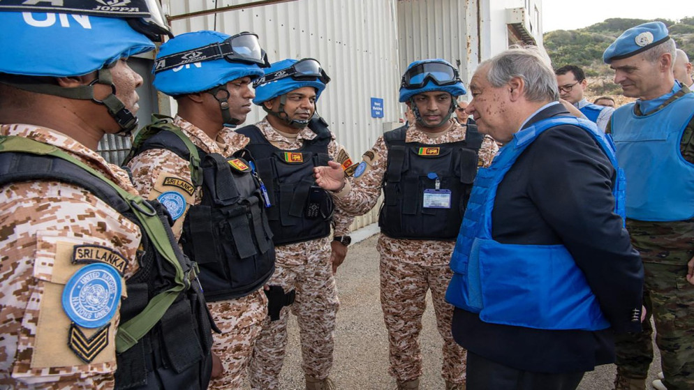 الأمين العام للأمم المتحدة أنطونيو غوتيريش يتحدث مع قوات حفظ السلام في مقر القوات في الناقورة جنوب لبنان. 17 يناير 2025. (اليونيفل)