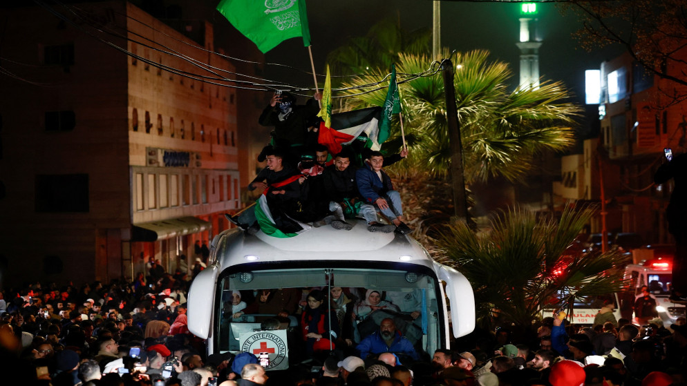 أشخاص يتجمعون حول حافلة تقل أسرى فلسطينيين محررين بعد إطلاق سراحهم من سجن إسرائيلي، 20 كانون الثاني 2025. (رويترز)