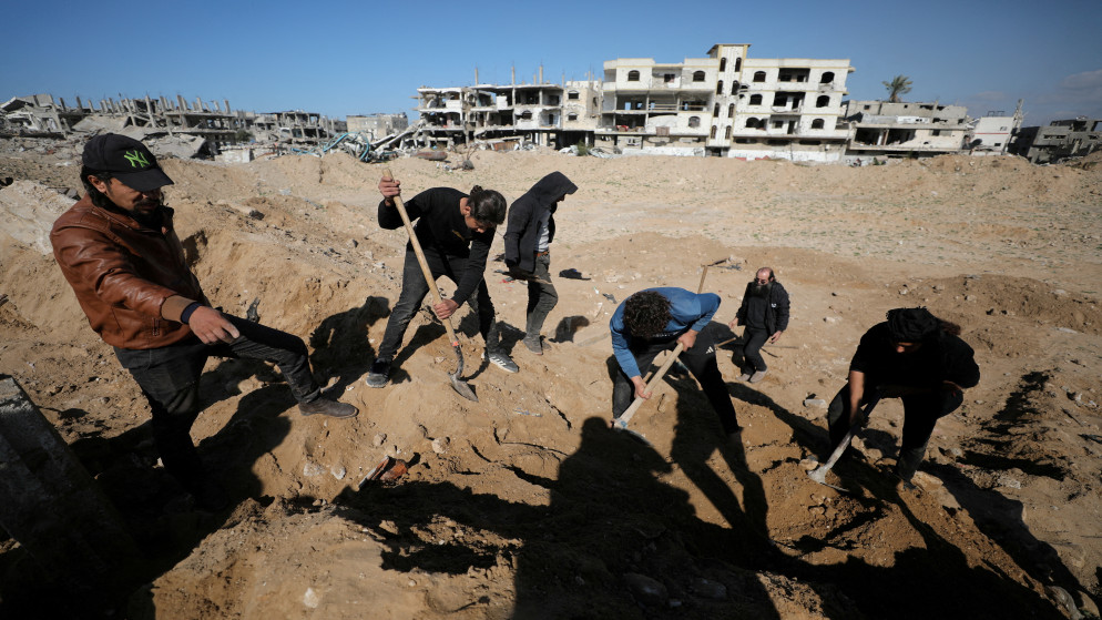 فلسطينيون يبحثون عن قبور وجثامين في مقبرة الشجاعية، التي دمرتها الدبابات والجرافات الإسرائيلية أثناء الحرب. مدينة غزة، 20 يناير 2025. رويترز