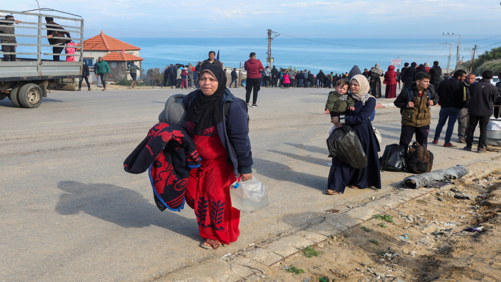 فلسطينيون نازحون يشقون طريقهم في انتظار السماح لهم بالعودة إلى منازلهم في شمالي قطاع غزة. 25 يناير 2025. (رويترز)