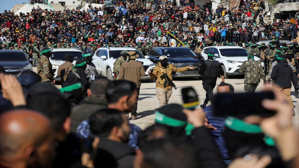 فلسطينيون يتجمعون خلال إطلاق سراح أربع مجندات إسرائيليات، محتجزات في غزة، 25 كانون الثاني 2025. (رويترز)