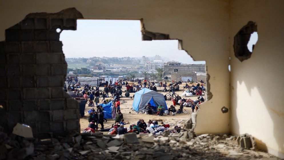 فلسطينيون ينتظرون السماح لهم بالعودة إلى منازلهم في شمال غزة بعد تهجيرهم إلى الجنوب بأمر إسرائيل أثناء الحرب وسط قطاع غزة، 26 يناير 2025. رويترز