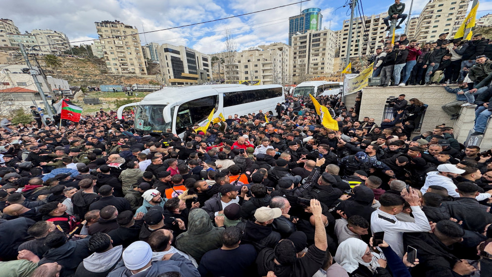 استقبال حافلة تقل أسرى فلسطينيين محررين بعد إطلاق سراحهم من سجن إسرائيلي، 25 كانون الثاني 2025. (رويترز)