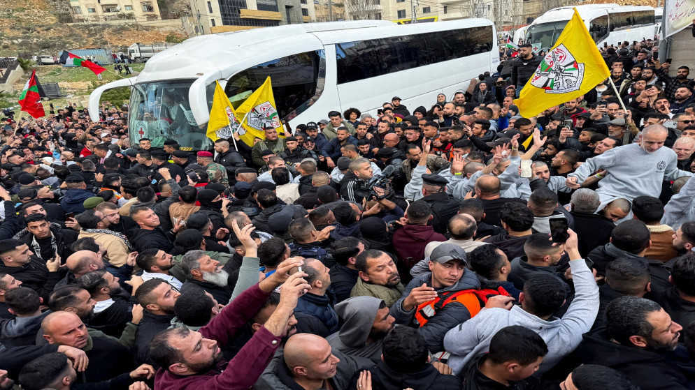 استقبال حافلة تقل أسرى فلسطينيين محررين بعد إطلاق سراحهم من سجن إسرائيلي، 25 كانون الثاني 2025. (رويترز)