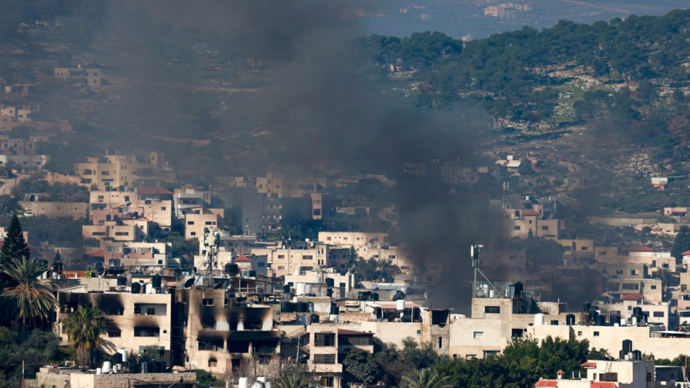 الدخان يتصاعد فوق مخيم جنين في الضفة الغربية المحتلة خلال غارة لقوات الاحتلال الإسرائيلية في 27 يناير، 2025. ( أ ف ب)