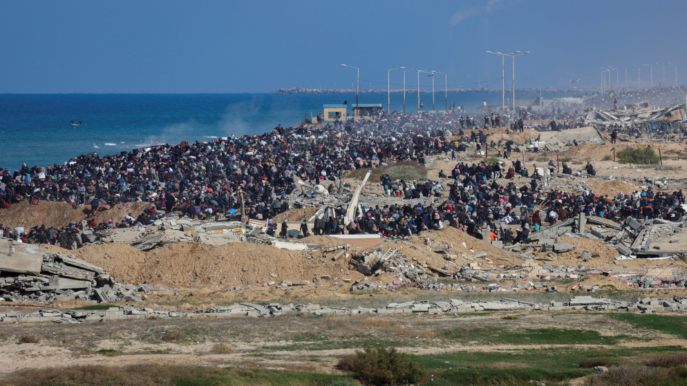 فلسطينيون يعودون إلى منازلهم شمالي قطاع غزة بعد نزوحهم لجنوبيه بسبب العدوان الإسرائيلي. 27 يناير، 2025. (رويترز)