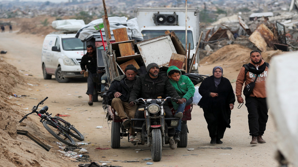 فلسطينيون يشقون طريقهم بعد انسحاب قوات الاحتلال من معبر نتساريم، بالقرب من مدينة غزة، 9 شباط 2025.(رويترز)